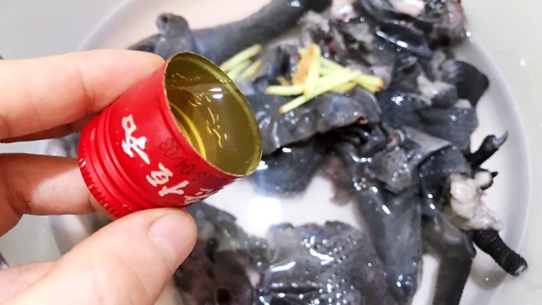 秋季养生进补——乌鸡竹荪汤,加入刚刚淹过乌鸡的清水,倒入一瓶盖<a style='color:red;display:inline-block;' href='/shicai/ 718'>料酒</a>焯水
水滚开后煮一分钟即可