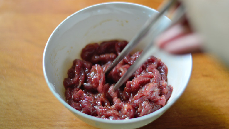 彩椒牛肉丝,翻拌均匀,腌制一会