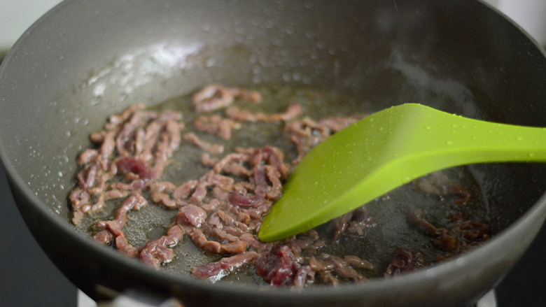 彩椒牛肉丝,锅里倒入少许油,烧热后下牛肉丝,划炒至牛肉丝变色