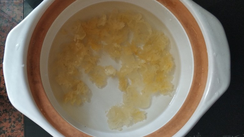 水蜜桃银耳芋圆羹,把泡发好的银耳,放入锅中,倒入适量的清水