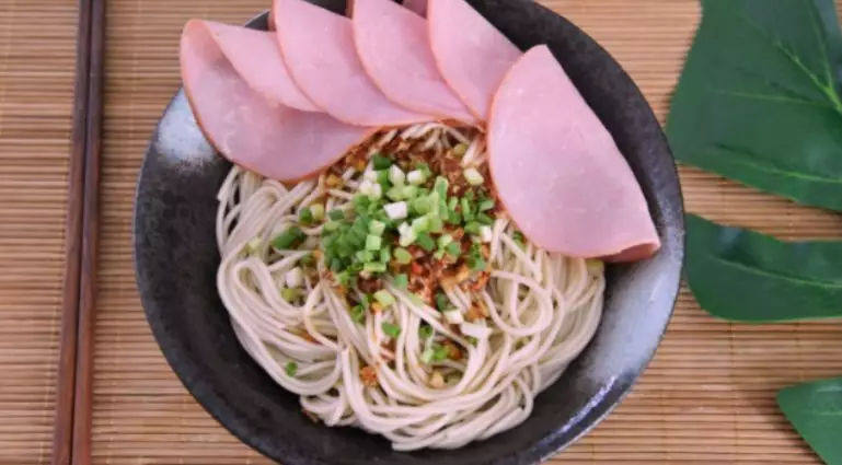 又快又香又简单,一口就能吃几碗——凉拌挂面,淋入碗汁,摆入配菜即可