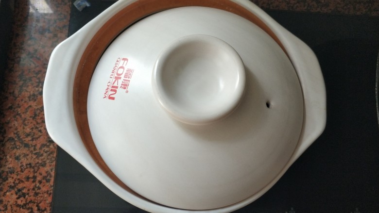 水蜜桃银耳芋圆羹,加盖,中火煮20分钟。