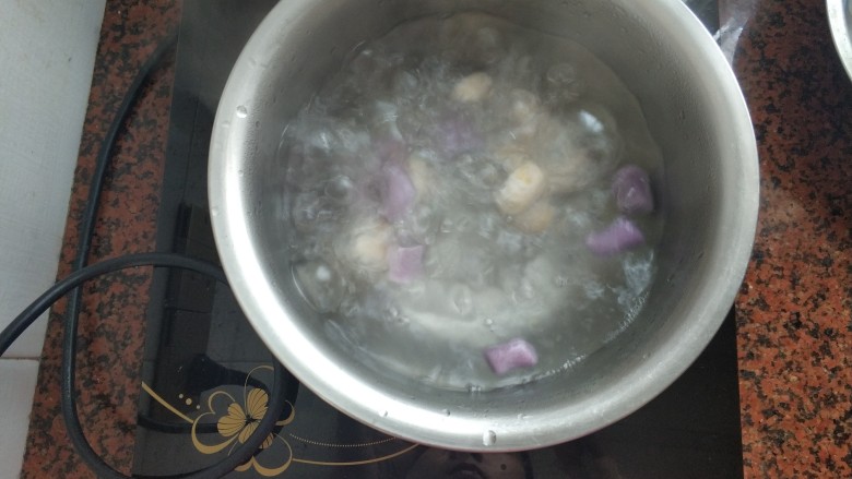 水蜜桃银耳芋圆羹,往锅里倒入适量的清水,水煮开后放入芋圆,煮5分钟左右
