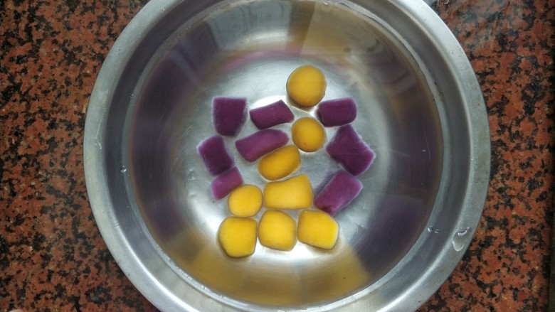 水蜜桃银耳芋圆羹,煮好,放入冷水中,过滤一下,马上捞出,这样芋圆更加Q弹