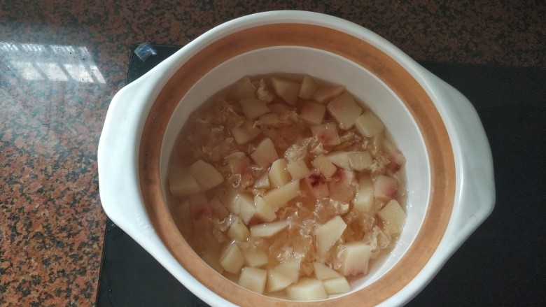 水蜜桃银耳芋圆羹,煮好的水蜜桃银耳羹,放入煮好的芋圆。