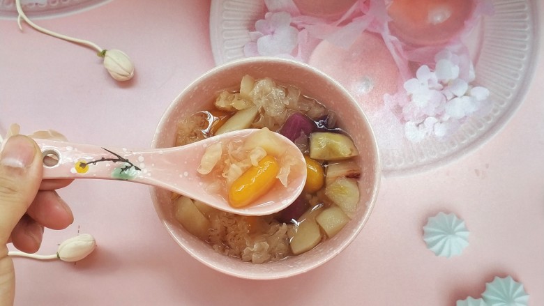 水蜜桃银耳芋圆羹,Q弹的芋圆,加水蜜桃酸甜,不错哦
