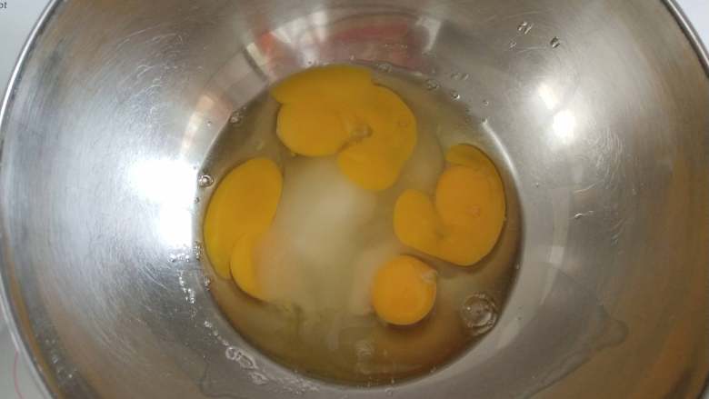 蝶豆花海洋蛋糕,鸡蛋打入盆中,加入95克的细砂糖