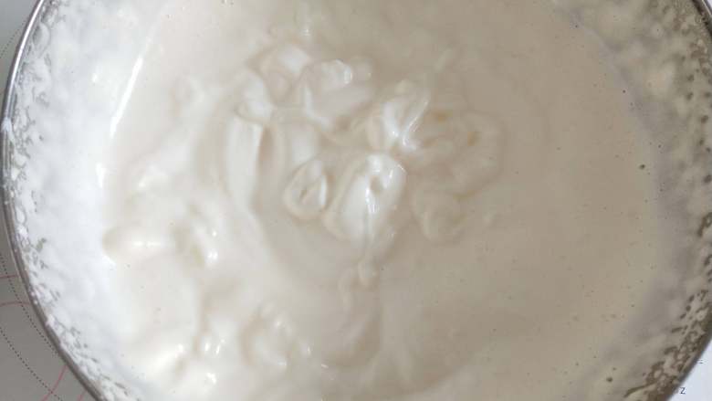 蝶豆花海洋蛋糕,鸡蛋细砂糖隔温水先用电动打蛋器高速打到发稠,再转中速打发,打至蛋糊纹路不易消失