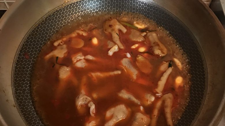 明虾鸡爪煲,加热水没过鸡爪(水可以多加一点)