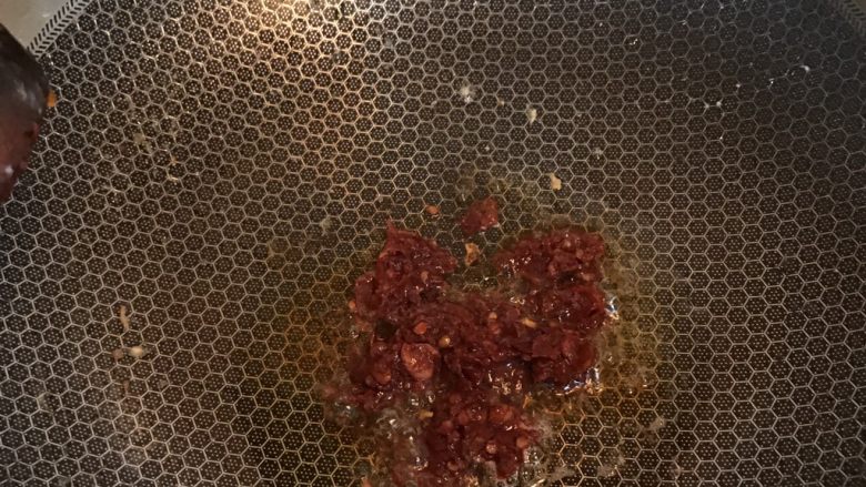 明虾鸡爪煲,锅中热油加入豆瓣酱炒出红油