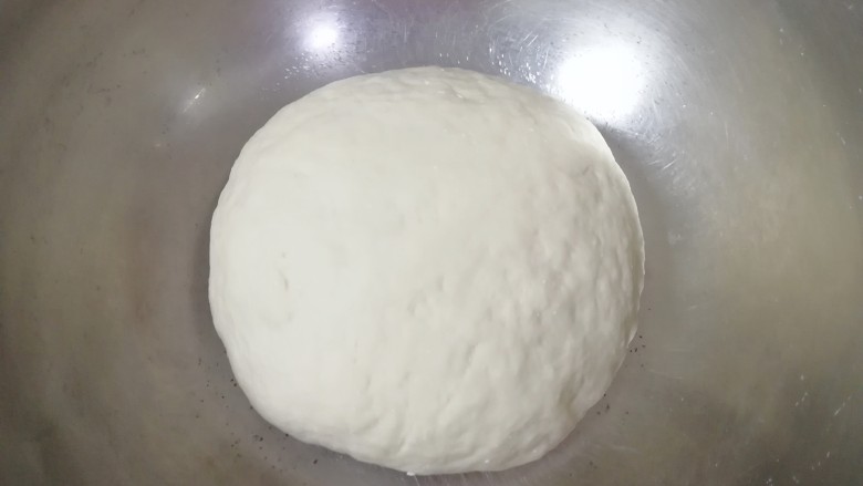 紫薯包,加入适量的温水和成面团,盖上保鲜膜发酵至两倍大。
