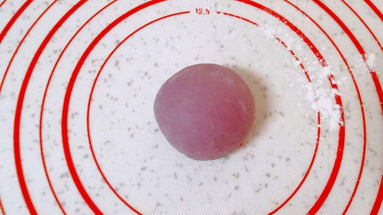紫薯包, 先取50g面团出来,加入3g<a style='color:red;display:inline-block;' href='/shicai/ 10124'>紫薯粉</a>揉匀,放在小碗里,盖上保鲜膜备用。