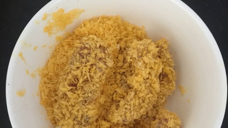 炸鸡柳、鸡米花,先把鸡肉在蛋液里沾一下,在粘上面粉,最后放面包糠中滚一下