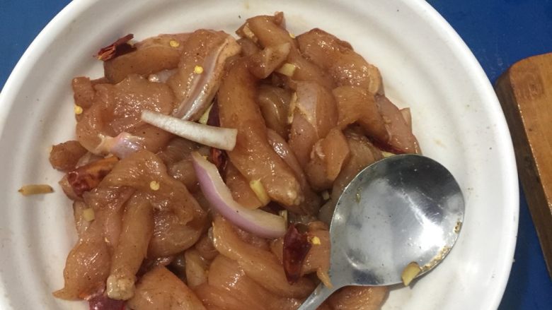 炸鸡柳、鸡米花,鸡肉切条,用料酒,调味料生抽盐、研制20分钟
