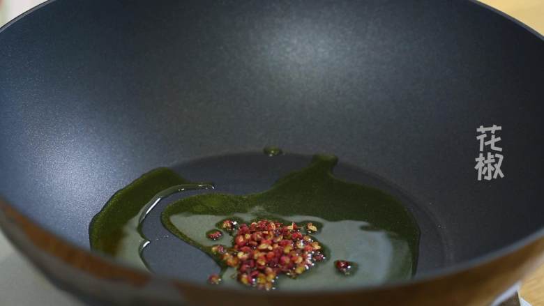 麻婆豆腐,锅中倒油,加<a style='color:red;display:inline-block;' href='/shicai/ 700'>花椒</a>,炒香后捞出弃用~
