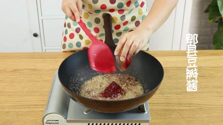 麻婆豆腐,加葱姜蒜末、<a style='color:red;display:inline-block;' href='/shicai/ 46964'>郫县豆瓣酱</a>,翻炒~