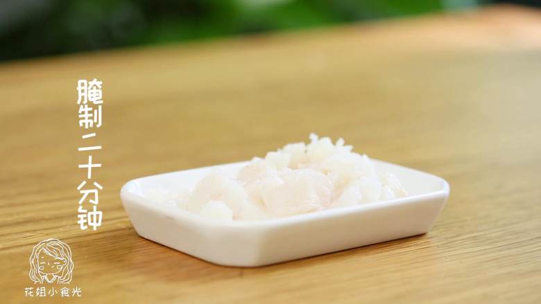 豌豆鱼丸8m+,挤一点柠檬汁去腥,用手抓一抓,腌制20分钟~