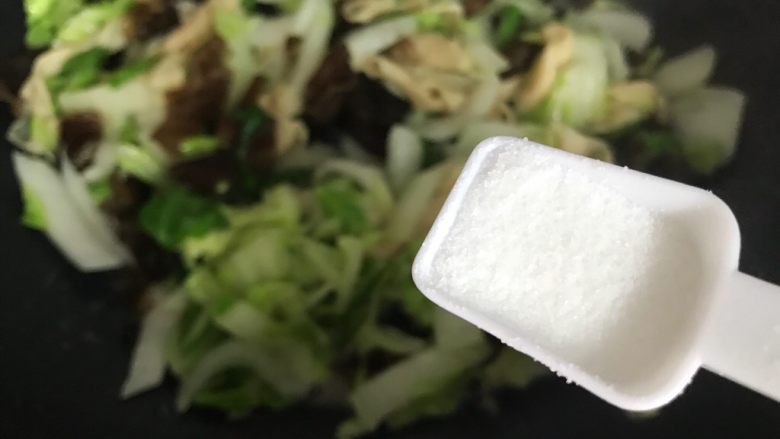 十味 木耳腐皮黄白菜,加一小勺细盐