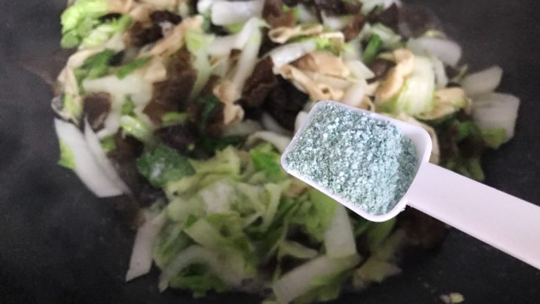 十味 木耳腐皮黄白菜,加一小勺蔬之鲜(鸡精),翻炒均匀,即可