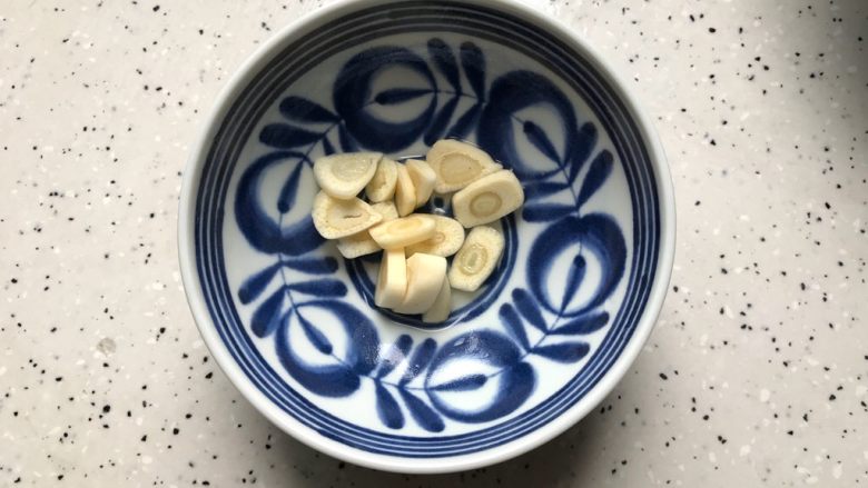 十味 木耳腐皮黄白菜,<a style='color:red;display:inline-block;' href='/shicai/ 2794'>大蒜</a>去皮洗净之后切成薄片