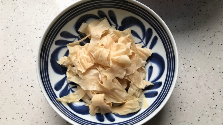 十味 木耳腐皮黄白菜,泡好的腐皮冲洗一下之后挤干水分