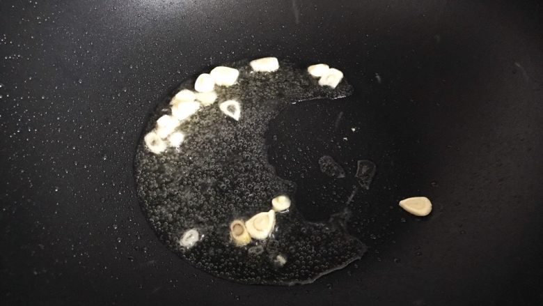 十味 木耳腐皮黄白菜,下大蒜,小火煸香