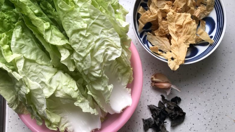 十味 木耳腐皮黄白菜,首先我们准备好所有食材