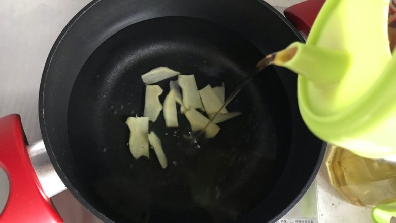 胡萝卜玉米红枣排骨汤,锅内煮适量清水,加入二分之一的生姜片,并且加入适量料酒