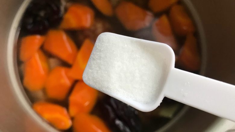 胡萝卜玉米红枣排骨汤,煮好之后加一小勺细盐