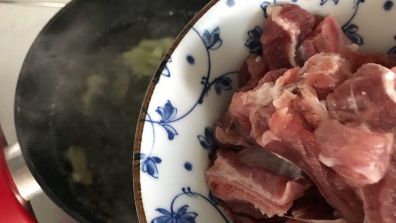 胡萝卜玉米红枣排骨汤,待锅内水煮开后下排骨
