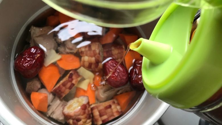 胡萝卜玉米红枣排骨汤,加少许料酒
