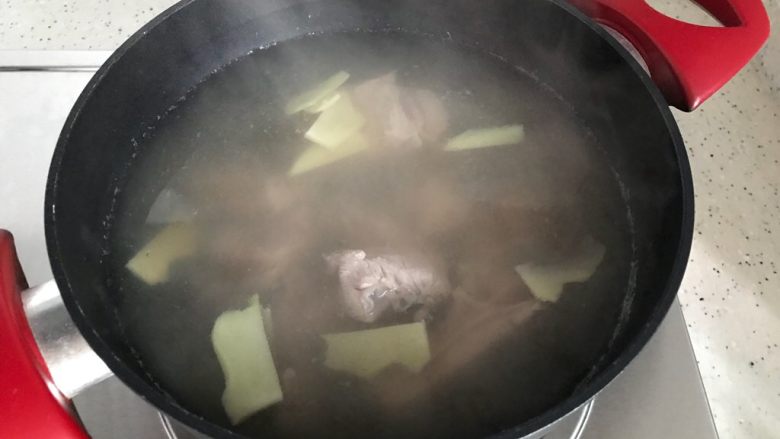 胡萝卜玉米红枣排骨汤,煮2.3分钟