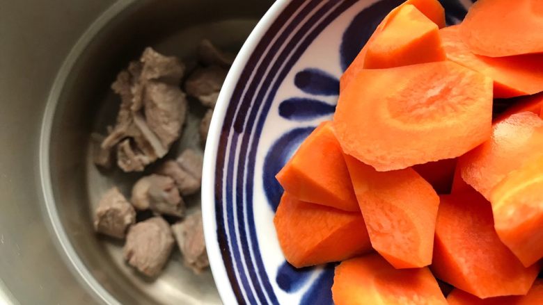 胡萝卜玉米红枣排骨汤,加入胡萝卜