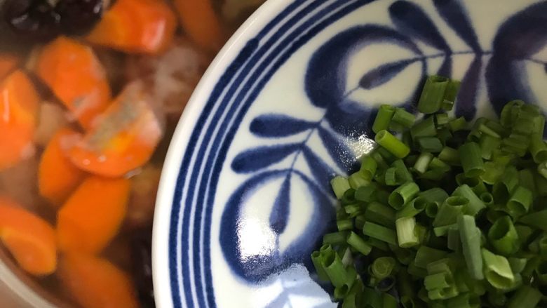 胡萝卜玉米红枣排骨汤,加入小葱,搅拌均匀,即可