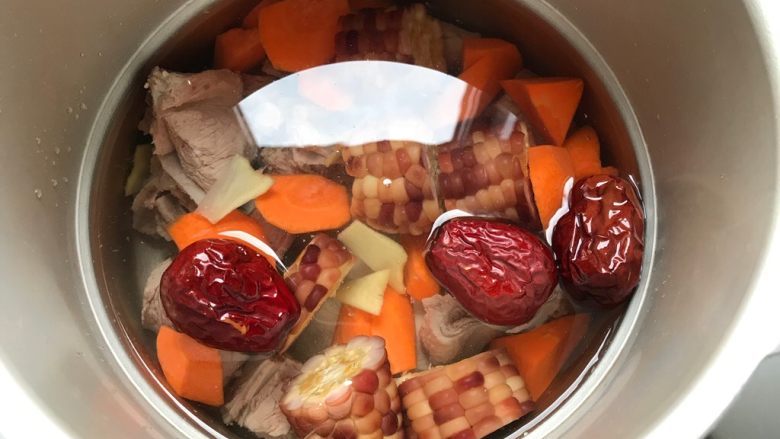 胡萝卜玉米红枣排骨汤,加适量清水
