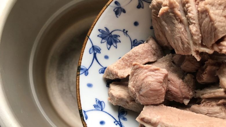 胡萝卜玉米红枣排骨汤,取高压锅,放入洗净之后的排骨
