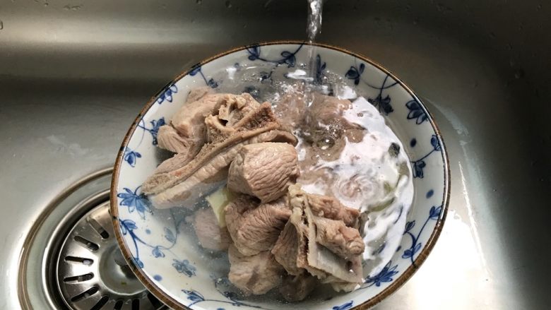 胡萝卜玉米红枣排骨汤,捞出煮好的排骨用流动水冲洗干净表面的脏东西