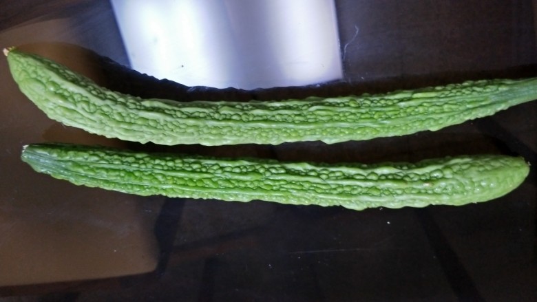 凉拌蒜香苦瓜,准备两根嫩<a style='color:red;display:inline-block;' href='/shicai/ 55'>苦瓜</a>洗净