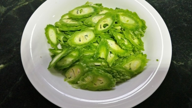 凉拌蒜香苦瓜,将苦瓜切薄片