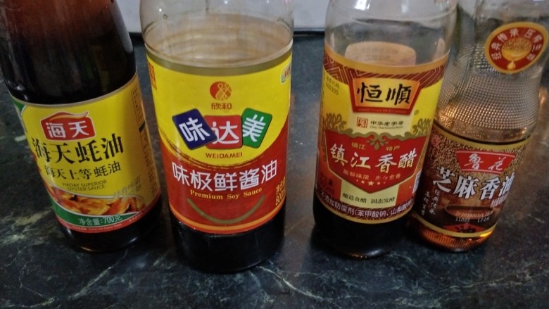 凉拌蒜香苦瓜,准备调汁食材