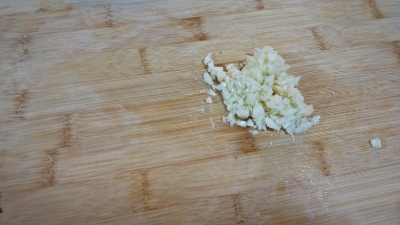 凉拌蒜香苦瓜,蒜切碎