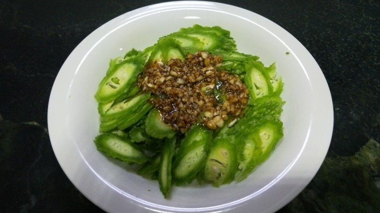 凉拌蒜香苦瓜,调的汁倒入苦瓜中