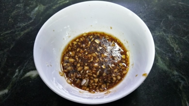 凉拌蒜香苦瓜,将蒜放入碗中<a style='color:red;display:inline-block;' href='/shicai/ 10588'>糖</a>放入味极鲜<a style='color:red;display:inline-block;' href='/shicai/ 768'>香醋</a><a style='color:red;display:inline-block;' href='/shicai/ 847'>香油</a>耗油拌匀