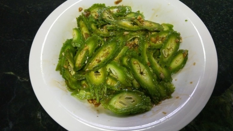 凉拌蒜香苦瓜,拌匀即可食用