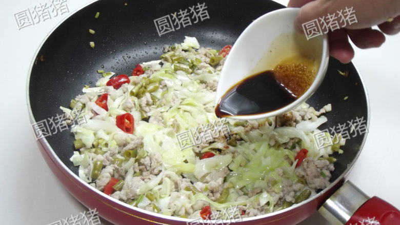 铁板水晶粉,酸包菜挤干水份放入锅内,加入<a style='color:red;display:inline-block;' href='/shicai/ 788'>生抽</a>,砂糖,盐调味。