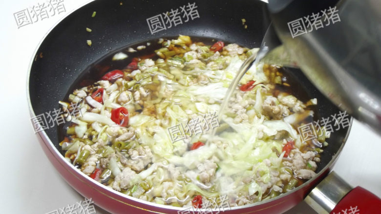 铁板水晶粉,炒匀后加入热开水,水量高过材料2CM。