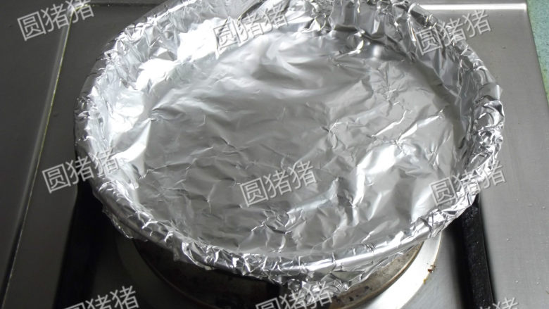 铁板水晶粉,铁板上包锡纸,放在炉火上加热5分钟,倒入烧好的粉条即可上桌。