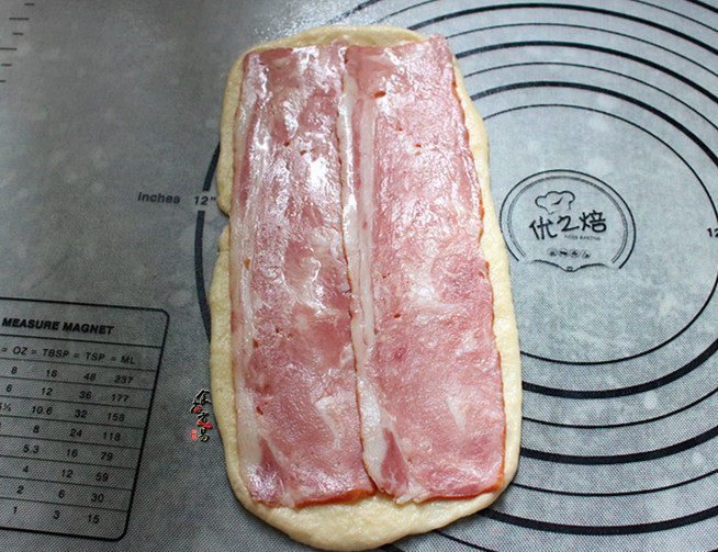培根芝士面包卷,取两片培根均匀铺在面皮上面;