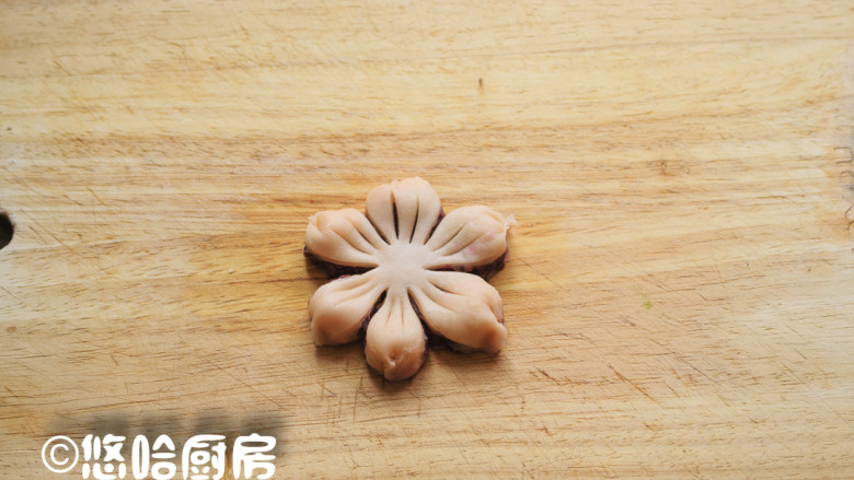 桃花酥,在面团的外围用手捏一下成花瓣的形状，用刀在中间割出花蕊的样子。