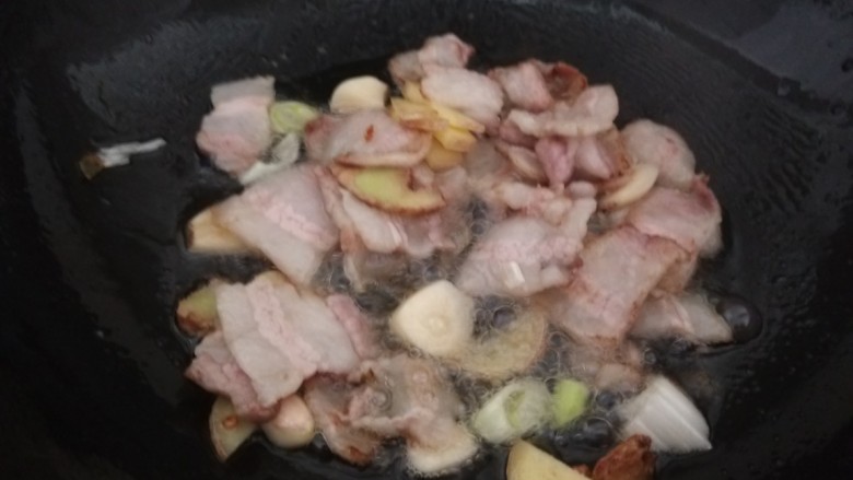 新文美食 五花肉炒蛇豆,在加入葱姜蒜炒香。